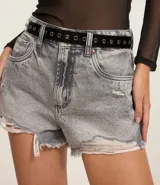 Short de jeans de mujer, modelo slim fit, color celeste claro con efecto desgastado y terminación deshilachada en el ruedo. Presenta tiro alto, trabillas para cinturón y cierre frontal tradicional.