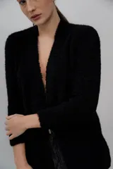 Cárdigan abierto color marrón de punto bouclé, confeccionado en 100% baby alpaca.