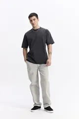 Remera lisa oversize de algodón, color azul claro, con escote redondo y mangas cortas.