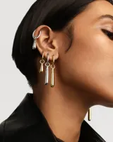 Aro individual de plata con colgante en forma de gota.