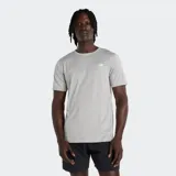 Remera deportiva New Balance de corte estándar y manga corta, confeccionada en tejido transpirable con tecnología NB DRY. Presenta cuello redondo y logotipo reflectante de la marca en el pecho.