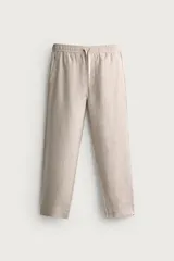 Pantalón relaxed fit de lino color negro, con cintura elástica ajustable con cordón y bolsillos frontales.