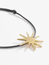 Collar con cordón negro ajustable y dije plateado con forma de estrella irregular de acero quirúrgico hipoalergénico.