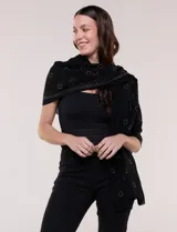 Pashmina rectangular negra confeccionada en tejido liviano y vaporoso con sutil transparencia y caída fluida, adornada con pequeños apliques de strass.