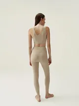 Calza larga color beige de tejido Shapplex_B con costuras laterales y cintura alta.