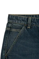Pantalón de jean azul oscuro de corte amplio, con tiro alto y diseño clásico de cinco bolsillos.