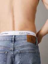 Pantalón de jean celeste de corte slim tapered, con talle medio, pierna estrecha y bragueta con cremallera. Confeccionado con 20% de algodón reciclado.