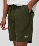 Bermuda masculina de sarga con textura jaspeada, cintura elástica y bolsillos laterales, ideal para uso casual.