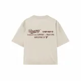 Remera de corte oversize color beige claro, con estampa gráfica en la espalda en color marrón que incluye el logo y nombre de la marca Venefo Industries.