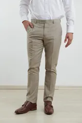 Pantalón de vestir azul marino, de corte recto, con bolsillos laterales y traseros. Se ajusta a la cintura con cinturón de cuero negro.