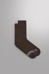 Pack de dos pares de calcetines de entrenamiento color marrón con diseño acanalado en la caña y detalles de líneas reflectantes en la punta.