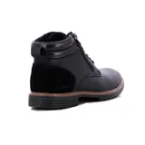 Bota casual de hombre color negro, con diseño acordonado y cierre lateral. Presenta una suela con detalle de costura en color marrón y refuerzo en el talón.