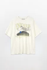 Remera unisex color ladrillo con cuello redondo, manga corta y corte oversized.