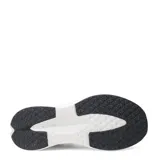 Championes deportivos Umbro modelo Vanta, color azul marino con detalles en blanco y logo plateado en el lateral. Presentan una capellada de malla transpirable y suela con amortiguación.