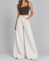 Pantalón jean de corte wide leg y tiro alto, color blanco, con diseño de costuras decorativas frontales y bolsillos laterales y traseros.