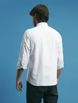 Camisa de manga larga con estampado de rayas verticales finas en tonos gris y blanco. Presenta cuello button-down, bolsillo frontal en el pecho y botones de madera.