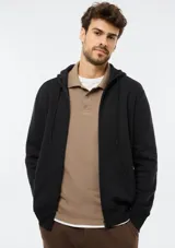Campera canguro de felpa negra con cierre frontal completo, capucha con cordón ajustable y bolsillos tipo krieger.