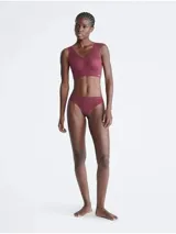 Colaless color borgoña de microfibra suave con bordes cortados a láser y cintura elástica con logo de Calvin Klein.