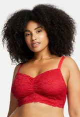 Bralette de encaje floral color lila, marca Montelle. Sin aro ni relleno, con forro interno de microtul elastizado. Breteles regulables y cierre trasero de tres posiciones.