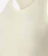 Musculosa deportiva de corte nadador, color amarillo claro, confeccionada en microfibra con textura perforada. Presenta escote en U y diseño holgado con pliegue en la espalda.