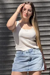 Short pollera de jean rígido color celeste claro, de tiro alto y diseño ajustado con efecto lavado.