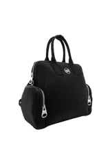 Mochila de nylon color rosa pálido, con asas superiores y múltiples bolsillos exteriores con cierres metálicos. Presenta un logo circular metálico en el frente y una inscripción pequeña en la parte inferior.