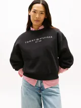 Sweater de cuello redondo color negro, con mangas largas y puños de canalé. Presenta el logo de la marca bordado en el pecho en color blanco.