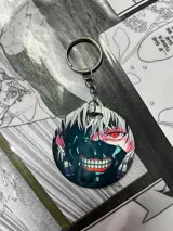 Llavero circular de MDF con diseño estampado del personaje Ken Kaneki de Tokyo Ghoul, con argolla metálica.