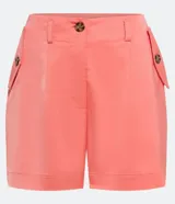 Short de sastrería color salmón, de tela satinada, con cintura alta, trabillas, bolsillos con solapa y botones tortuga.