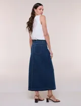 Blusa blanca sin mangas de calce holgado, confeccionada en tejido liviano con bordado estilo broderie. Presenta escote bote y ruedo inferior elastizado que genera un sutil efecto abullonado.