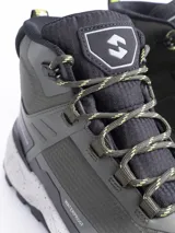 Bota de trekking Scandinavian color verde oliva y negro, con diseño de caña media, suela robusta con efecto salpicado y tecnología impermeable.