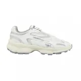 Championes Lacoste modelo L003 2K24, de diseño deportivo y urbano. Presentan una combinación de malla técnica y superposiciones sintéticas en color blanco con detalles plateados. Cuentan con una suela robusta de goma en tono crema con relieve dentado para mayor tracción.