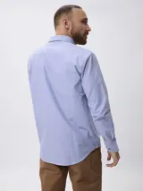 Camisa de manga larga con estampado de rayas verticales finas, cuello abotonado y cierre frontal con botones. Presenta un diseño clásico con detalle de logo bordado en el pecho.
