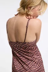 Camisón negro de microfibra, con tirantes finos regulables, escote corazón con detalle de encaje y frunce frontal, y falda corta fluida.