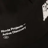 Gorra de béisbol negra con visera curva, con texto blanco en el frente que dice "Rivvia Projects - Active Discovery" y un logo de Rivvia con efecto borroso o manchado.