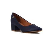 Zapato de vestir para mujer color azul marino, con punta fina y taco ancho y bajo. Presenta un pequeño aplique metálico dorado en el talón.