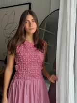 Vestido midi sin mangas de color azul con estampado a cuadros vichy. Presenta la parte superior completamente elastizada y ajustada con efecto fruncido, y falda amplia y suelta.