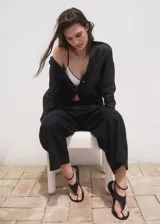 Pantalón de corte recto y diseño crop, confeccionado en una mezcla de lino y viscosa. Presenta cintura con elástico, dos bolsillos laterales y forro interior.