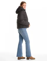 Campera puffer de corte recto y acabado mate, con diseño de bloques horizontales acolchados. Presenta capucha integrada con cordones de ajuste, cierre frontal metálico y bolsillos laterales invisibles. Incluye puños elásticos internos para mayor protección contra el frío.