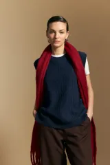 Chaleco tejido de punto en color azul marino, con diseño de textura sutil en relieve, escote redondo y terminaciones acanaladas en cuello, sisas y ruedo.