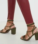 Pantalón legging de poliuretano color borgoña.