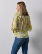 Blusa de gasa estampada marca Sioni, con cuello a la base y escote en V. Manga 3/4 con terminación fruncida.