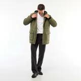 Parka color verde militar con capucha, cierre frontal con cremallera y botones a presión. Cuenta con bolsillos laterales con cierre y bolsillos frontales tipo cargo con solapa.
