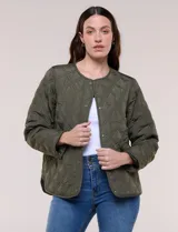 Campera matelaseada color verde militar con diseño capitoneado de rombos, escote redondo sin cuello y cierre frontal con broches a presión. Cuenta con bolsillos frontales oblicuos y ruedo curvo con aberturas laterales.