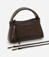 Cartera pequeña de diseño estructurado color marrón, con asa corta fija y correa larga desmontable. Cuenta con cierre superior de cremallera y detalle de tiras decorativas en el lateral.