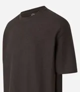 Remera color crema, de corte holgado, con cuello redondo y mangas cortas.