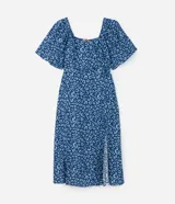 Vestido midi con estampado animal print de leopardo, escote cuadrado, mangas cortas anchas y abertura en el bajo.