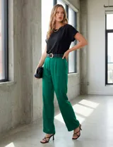 Blusa negra de crepe, con cuello a la base y manga corta.