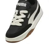 Championes Puma modelo Park Lifestyle, de diseño urbano con base negra, detalles en blanco y suela de goma color caramelo.