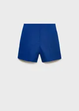 Short azul de lino con tiro medio, bolsillos laterales y diseño recto con cierre oculto.